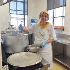 Pilar posa en la cocina del colegio de Peñaranda