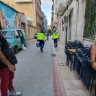 Dos operarios de plagas del Ayuntamiento de Burgos, este martes, en la calle La Puebla.