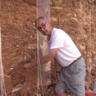 Imagen de Emiliano Aguirre en Atapuerca en 1990.