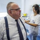 El consejero de Sanidad, Alejandro Vázquez, vacunándose contra la gripo en el centro de salud José Luis Santamaría.