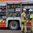 Imagen de dos bomberos durante una intervención.