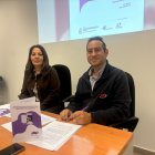 El concejal Andrés Gonzalo junto a la técnica, Ana Pajares