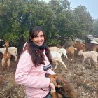 Isabel junto a sus animales
