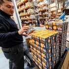 Cinco operarios se dedican en exclusiva a embalar pedidos de balizas V16 Hero Driver, diseño realizado en Burgos y que comercializa una empresa burgalesa.