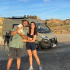Aaron y Susana con su coneja Kuki en las Bárdenas Reales antes de salir de España
