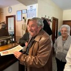 Faustino celebra el premio en el bar El Herrero de Milagros