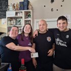 Alegría en el bar de las piscinas de Briviesca por el tercer premio de la Lotería del Niño.