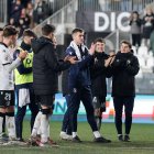 Aitor Córdoba saluda a la afición al término del partido contra el Huesca.