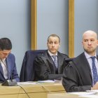 A la izquierda, el acusado junto a su abogado.