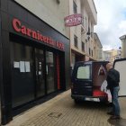 Una veintena de comercios ofrecen a los vecinos afectados por el corte de la N-232 realizar la compra por teléfono y distribuir los productos en sus localidades.