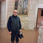 El padre Serafín muestra los estragos del agua