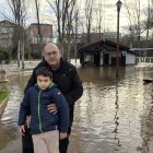 Miguel posa con su hijo junto al quiosco El Barriles
