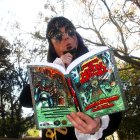 Charly Glamour, líder de Gigatrón, con un ejemplar de su último libro.