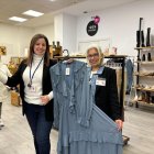 América (a la derecha) junto a su compatriota Rosa en la tienda Moda Re de Cáritas