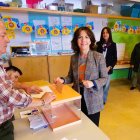 La cabeza de lista del PP por Burgos, Marta Arroyo, acudió a votar a Salas de los Infantes.