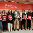 Carlos Niño, en el centro, con los representantes de las entidades que desarrollan el plan municipal que trabaja por prevenir y combatir las adicciones.