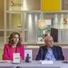 Mar Sancho, Antonio Piedra y Carlos Aganzo, con las dos obras premiadas.