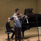 El violín se ha convertido en un aliado indispensable en la vida de Alejandro
