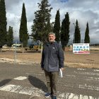 El nuevo presidente de la asociación de vecinos junto a las obras del aparcamiento