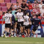 Los jugadores celebran el gol ante el Granada.