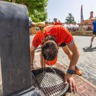 Las temperaturas no dan tregua por culpa de la ola de calor y obligan a refrescarse, como este deportista en una fuente de Burgos.