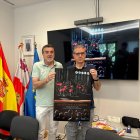 El concejal posa junto a José Antonio Sánchez con el cartel firmado por Javier Gil