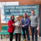 Lucía Pereiro, responsable comercial de Frigo, y Alberto Renes, gerente de Tudis, durante la entrega del cheque correspondiente a la recaudación obtenida en la campaña de 2025 a Chus Delgado, presidenta, y Álvaro Castaño, gerente de la Asociación Párkinson Burgos.