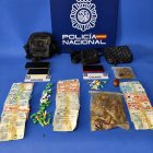 Cocaína intervenida por la Policía Nacional a dos jóvenes en el interior de un vehículo.