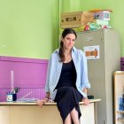 Bárbara posa en una de las clases del CRA Antonio Nebrija