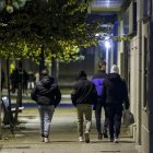 Un grupo de adolescentes, caminando de noche por las calles de Burgos.