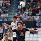 Pablo Galdames trata de golpear el balón de cabeza en el partido ante el Granada.