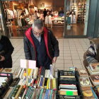 Varios clientes repasan los libros en busca de alguna 'joya' que llevarse a casa.