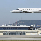 Una aeronave se dispone a aterrizar en el aeropuerto de Villafría. ECB
