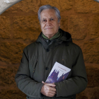 El escritor Jesús Carazo, con un ejemplar de su última obra. SANTI OTERO