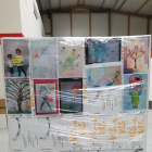 Los dibujos de 44 escolares del Vera Cruz envolvían el palé con vino destinado a los sanitarios del Santos Reyes. ECB