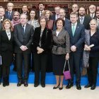 Foto de familia de los premiados junto a  doña Sofía, Juan Vicente Herrera, María José Salgueiro, Araceli Pereda y Javier Lacalle.-RAÚL G. OCHOA