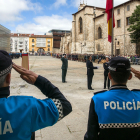 Izado de bandera en la fiesta de la Policía Local de Burgos. TOMÁS ALONSO