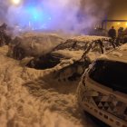 <p>Arden de madrugada cinco vehículos en la calle Hermanos Machado de Burgos. BOMBEROS</p>