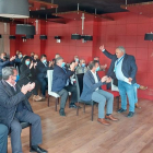 De los Mozos recibe el aplauso de los asistentes al congreso del PP comarcal en Buniel tras conocerse el escrutinio.ECB