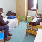 Un usuario en la habitación del albergue municipal. ISRAEL L. MURILLO