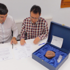 El director del Museo Luberri, Gorka Martín, entrega el cráneo descubierto en los 80 al director del Museo de Dinosaurios de Salas, Fidel Torcida. ECB