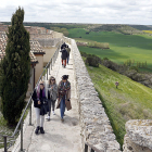 <p> Turistas visitan la muralla de la localidad vallisoletana de Urueña. / ICAL </p>
