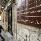 Una persona sale del Centro Cívico de San Juan donde se encuentra la Concejalía de Juventud del Ayuntamiento de Burgos. TOMÁS ALONSO