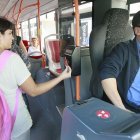 Una viajera paga el billete del bus con la tarjeta sin contacto.-RAÚL G. OCHOA