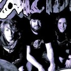 María Armengo (bajo), Ángel Amigo (guitarra y voz) y Beatriz García (batería) son A Traición y acaban de publicar su cuarto trabajo discográfico.-ECB