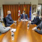 Instante de la reunión mantenida entre el consejero de Presidencia, directivos de la empresa, el delegado de la Junta en Burgos y el director del CEEI. SANTI OTERO