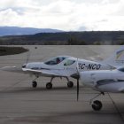 Una de las avionetas de formación de la escuela FlyBy School en el aeropuerto de Burgos.-ISRAEL L. MURILLO