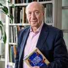 José María Pérez 'Peridis' y su nueva novela, 'El cantar de Liébana'. HUGO G. PELLECÍN