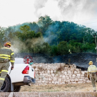 Bomberos y efectivos de la Junta de Castilla y León trabajan codo con codo para extinguir el incendio en la ladera del Castillo. SANTI OTERO