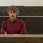 El escritor Juan Tallón junto a la escultura protagonista de su nueva novela. LAURA ORTEGA